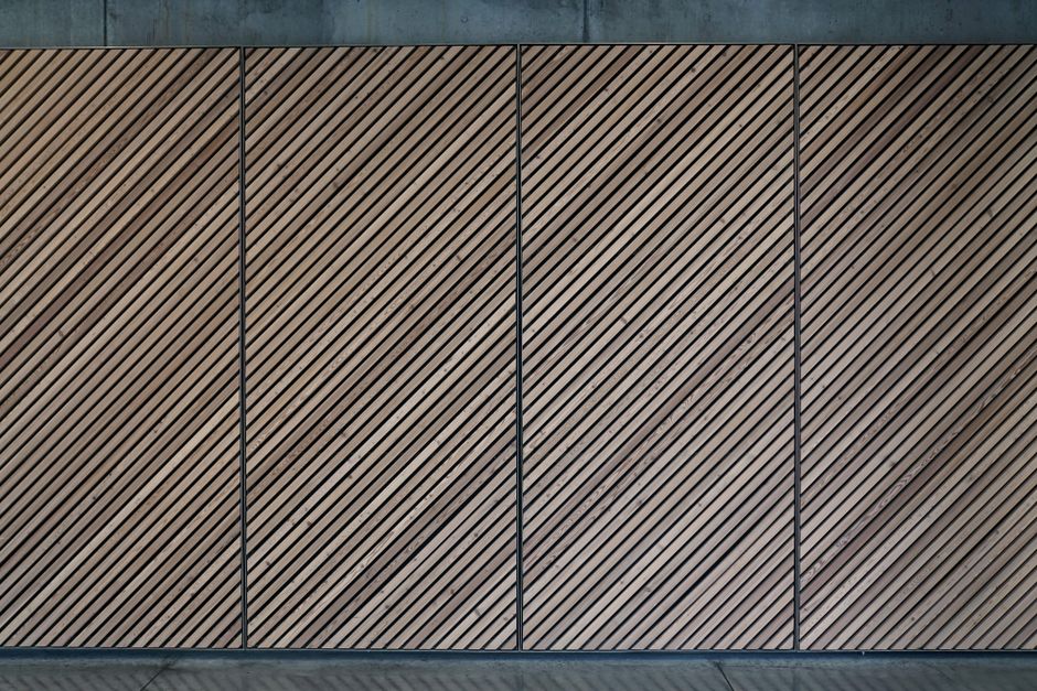 Minimalistische wandpanelen met geluidsabsorptie.