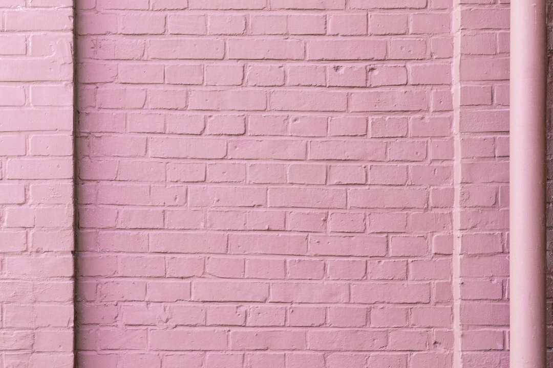 Fotobehang met realistiek baksteenpatroon, warme tinten.