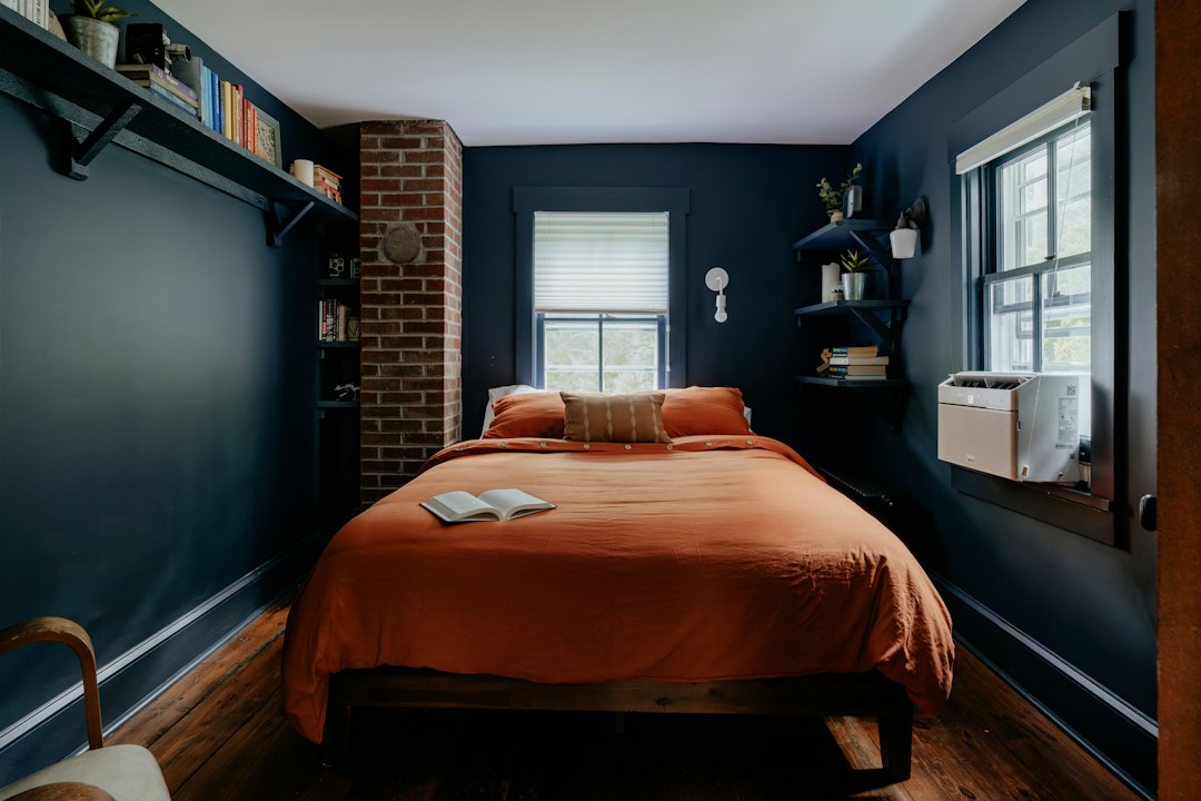 Moderne kamer met baksteen fotobehang als accentmuur. Moderne kamer met baksteen fotobehang als accentmuur.