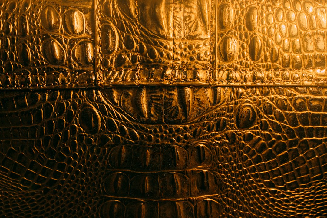 Groene krokodil in abstract schilderijstijl op muur Groene krokodil in abstract schilderijstijl op muur