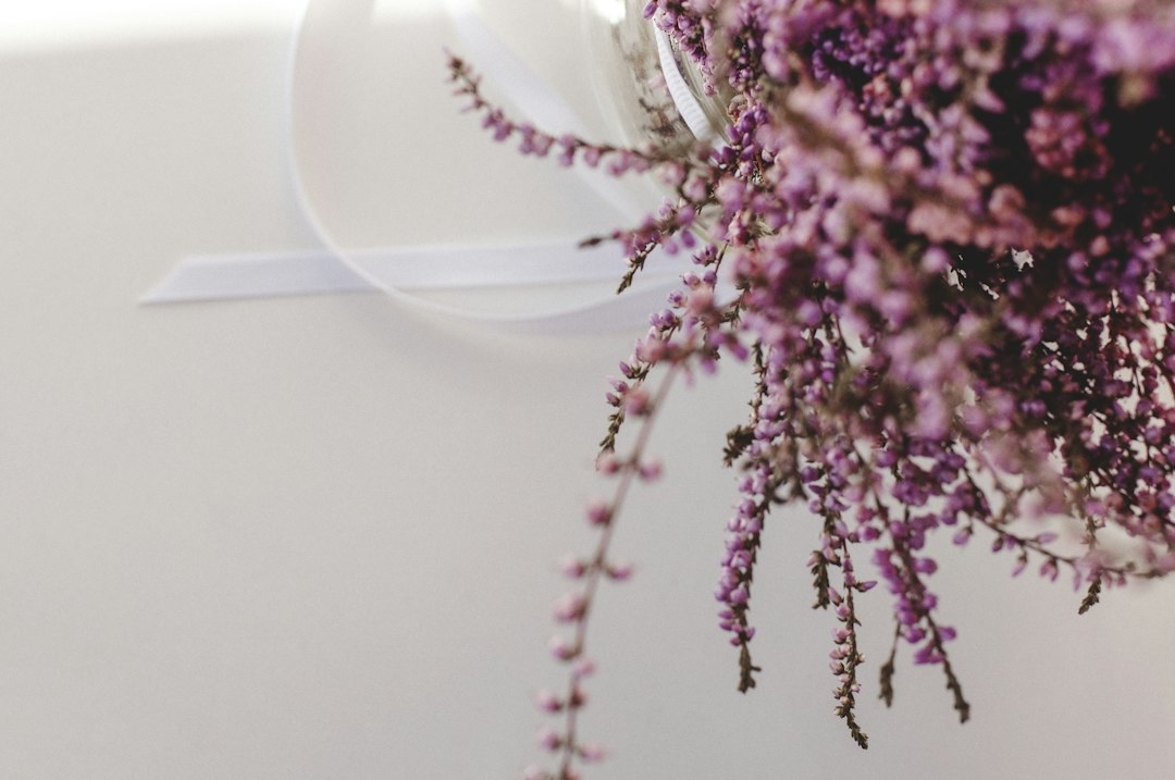 Geurige lavendelbloemen op een houten tafel. Geurige lavendelbloemen op een houten tafel.