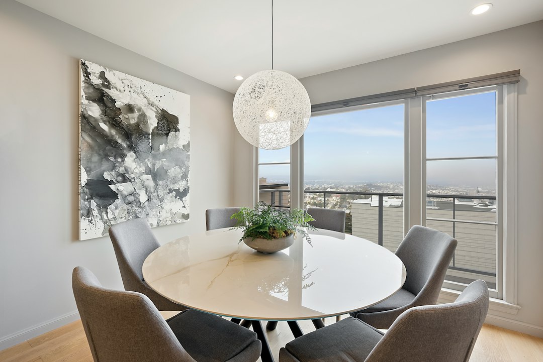 Moderne wandplanken met planten in de eetkamer.